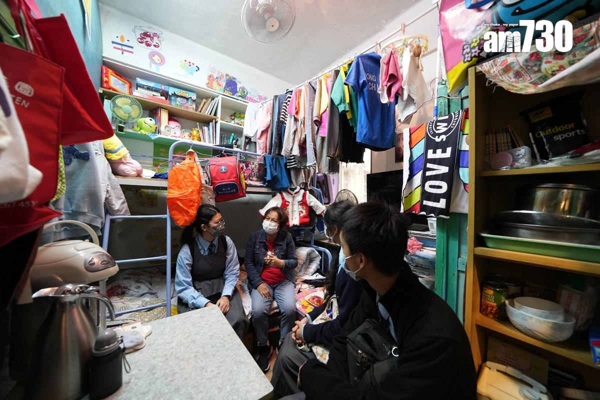 社協在一個唐樓單位設立「一比一」展覽館「侷住體驗館」,導賞員會向參加者分享自身經歷。(陳奕釗攝)