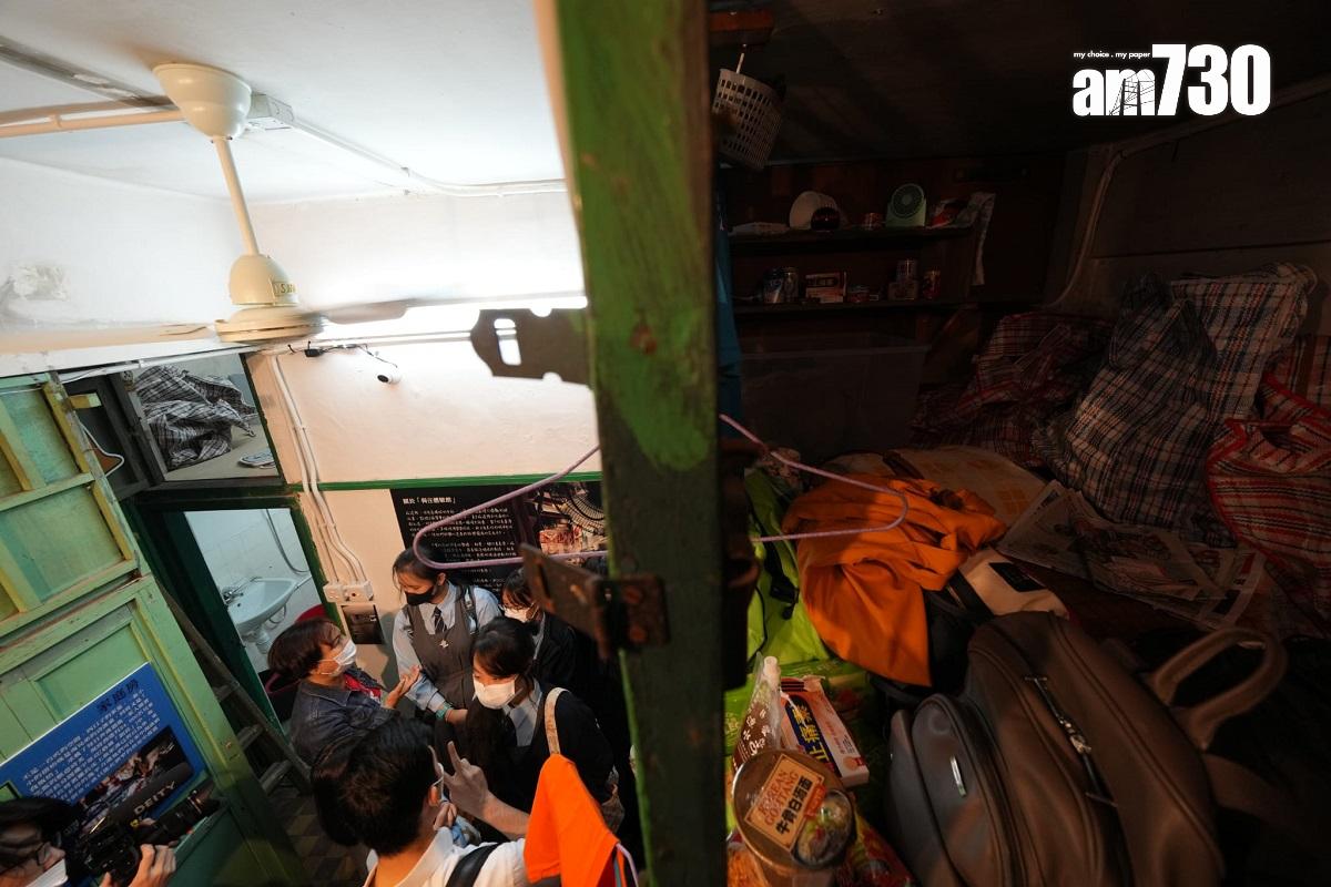 社協在一個唐樓單位設立「一比一」展覽館「侷住體驗館」,還原劏房環境供參加者體驗。(陳奕釗攝)