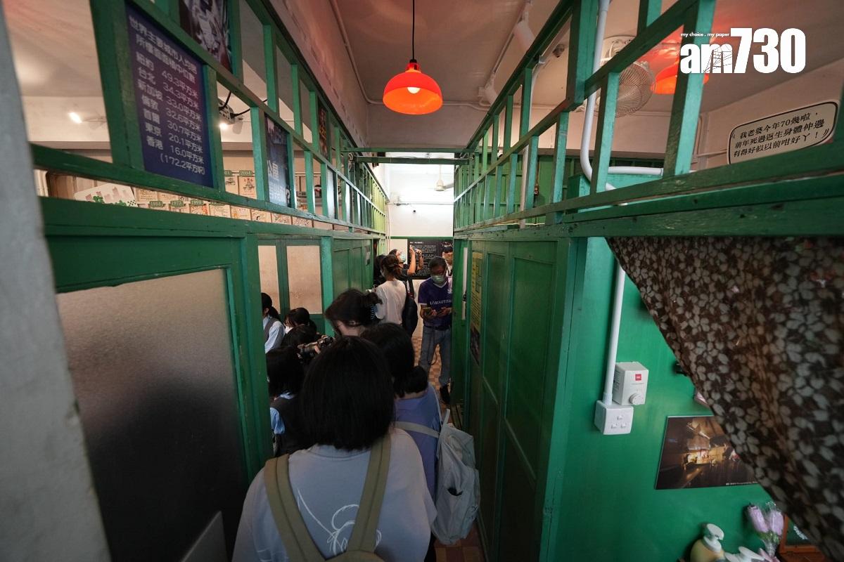 社協在一個唐樓單位設立「一比一」展覽館「侷住體驗館」,還原劏房環境供參加者體驗。(陳奕釗攝)