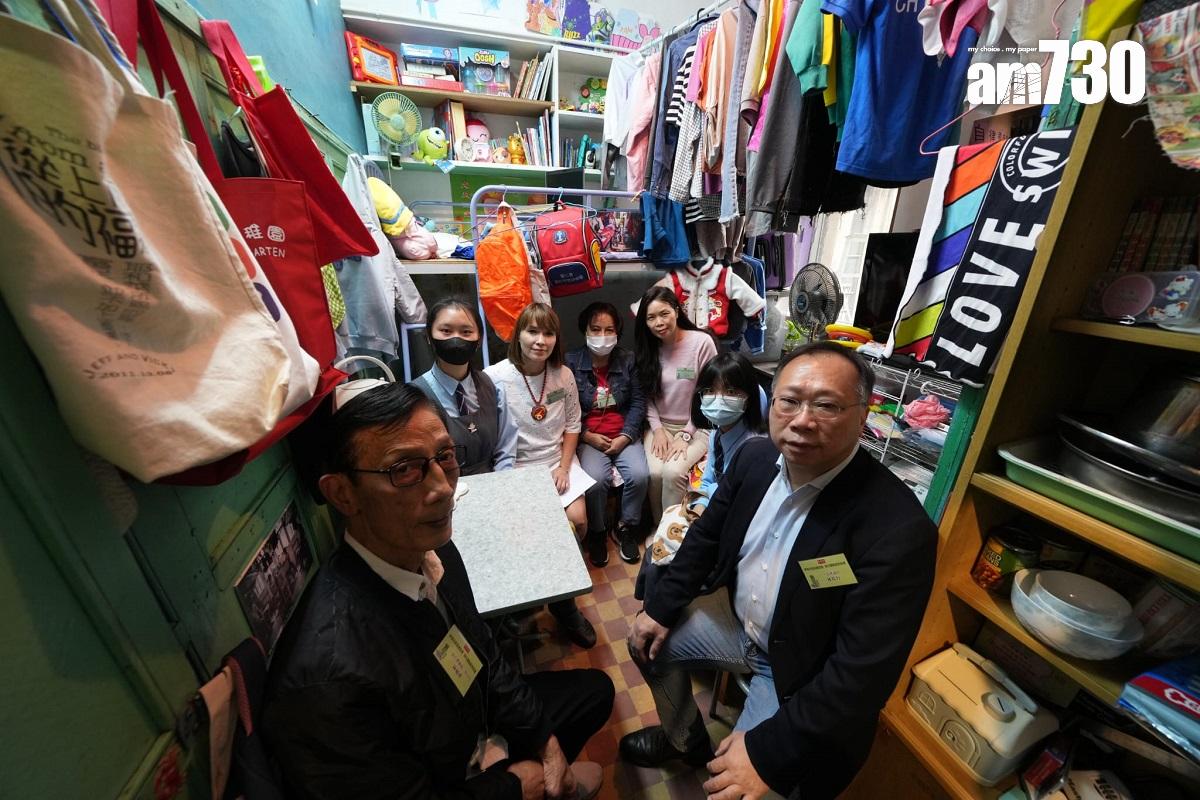 社協在一個唐樓單位設立「一比一」展覽館「侷住體驗館」,還原劏房環境供參加者體驗,江玉歡(左三)今日亦有參與。(陳奕釗攝)