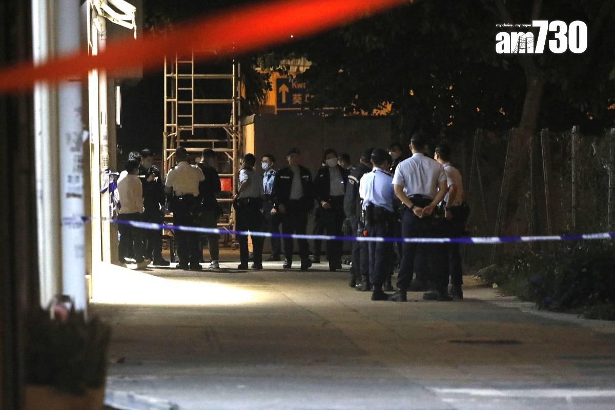 葵芳閣晚上有住戶倒斃單位內,警方在大廈外圍拉起封鎖線。(林俊源攝)