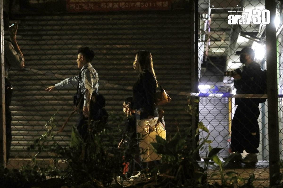 葵芳閣晚上有住戶倒斃單位內,警方在大廈外圍拉起封鎖線。(林俊源攝)