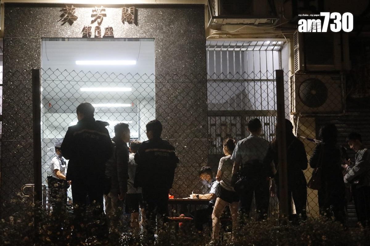 葵芳閣晚上有住戶倒斃單位內,進出的居民需要向警方登記。(林俊源攝)