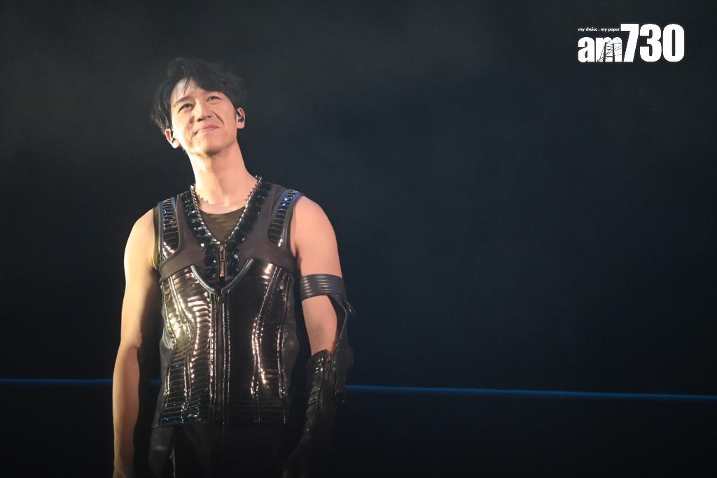 馮允謙露出一雙結實的麒麟臂。