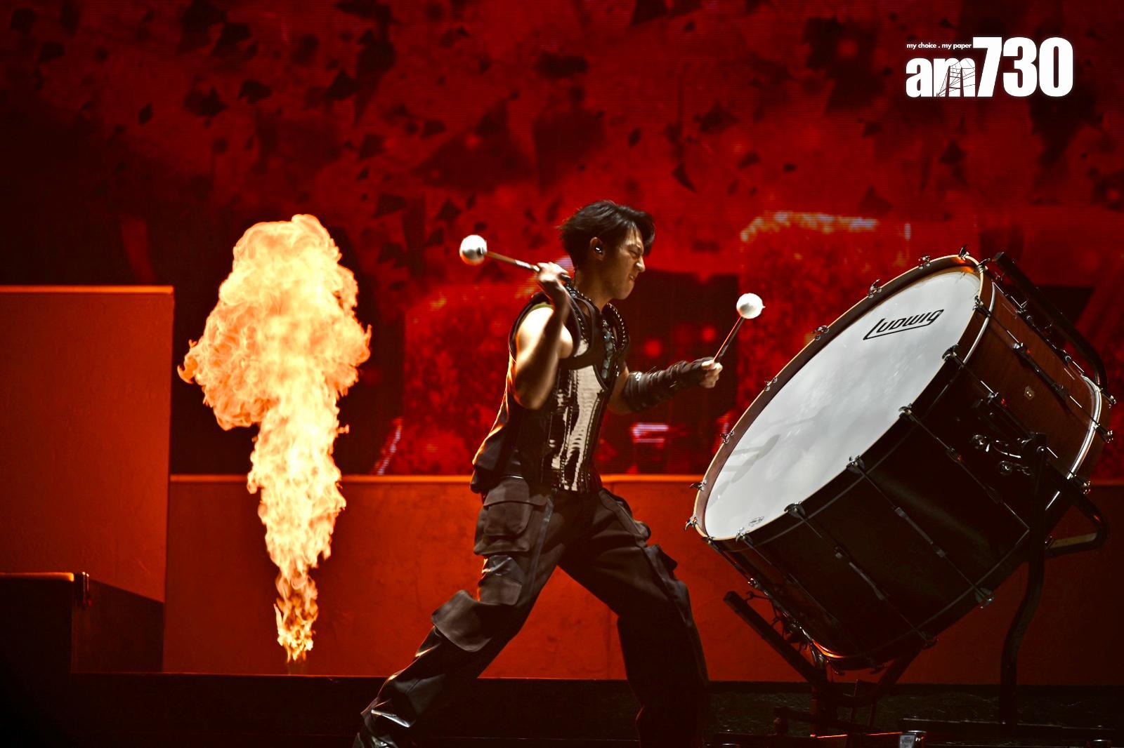 向來斯文的馮允謙以結實麒麟臂擊打巨鼓,型格十足。