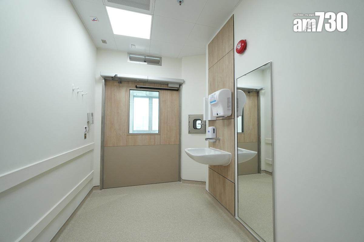 廣華醫院新大樓最少設有56張常設隔離病床,圖為單人病格。(陳奕釗攝)