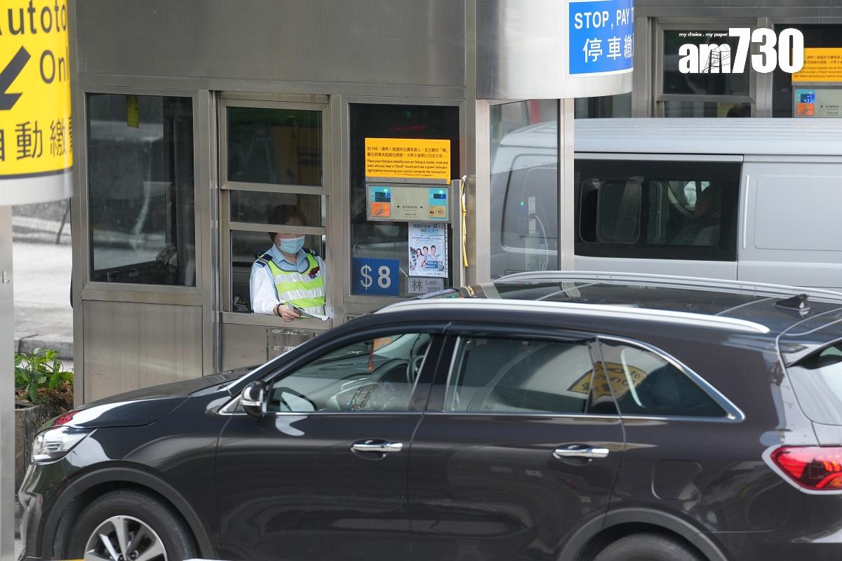 青沙管制區有隧道收費員向駕駛者派發「易通行」單張。(陳奕釗攝)