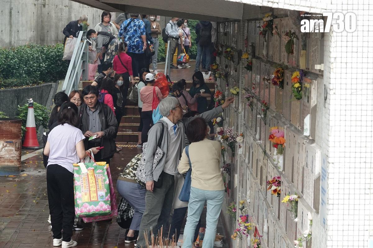 今年是撤銷所有防疫限制的首個清明節,大批市民趁正日拜祭先人。(陳奕釗攝)
