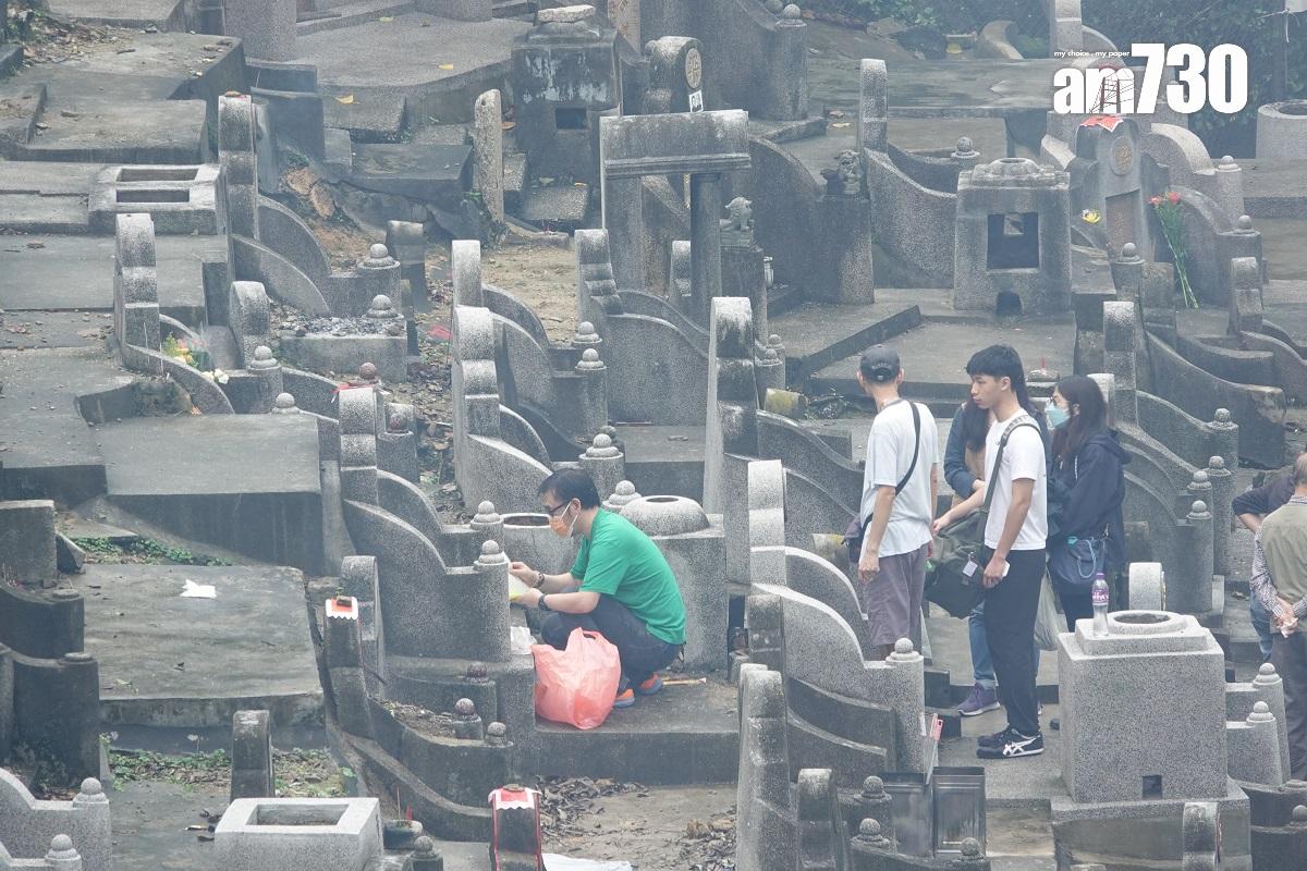 今年是撤銷所有防疫限制的首個清明節,大批市民趁正日拜祭先人。(陳奕釗攝)