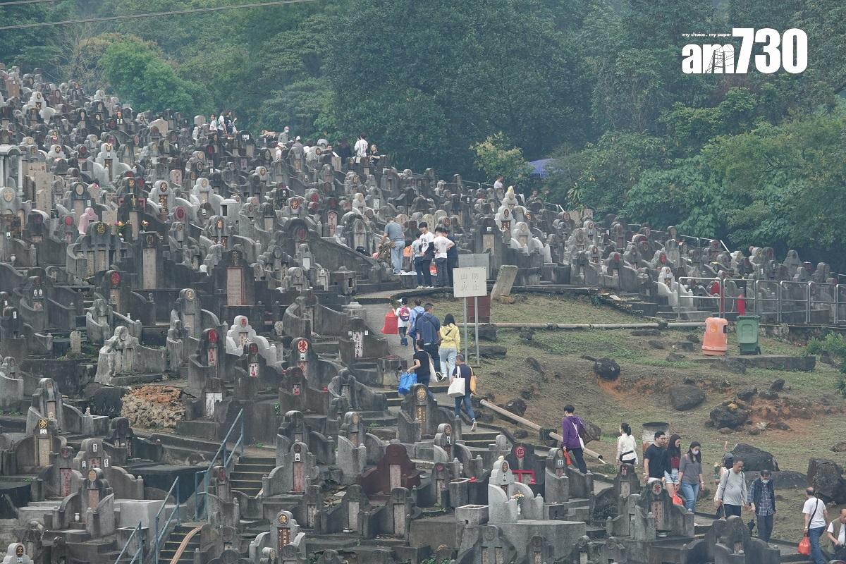 今年是撤銷所有防疫限制的首個清明節,大批市民趁正日拜祭先人。(陳奕釗攝)