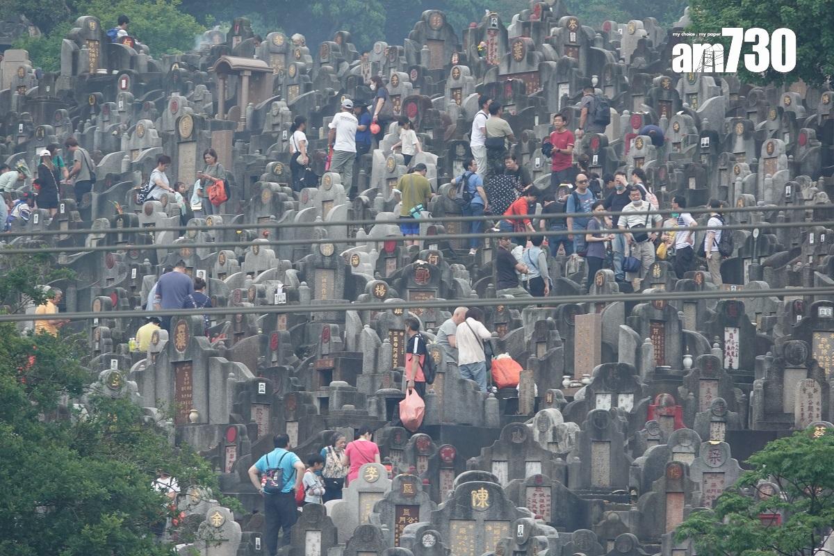 今年是撤銷所有防疫限制的首個清明節,大批市民趁正日拜祭先人。(陳奕釗攝)