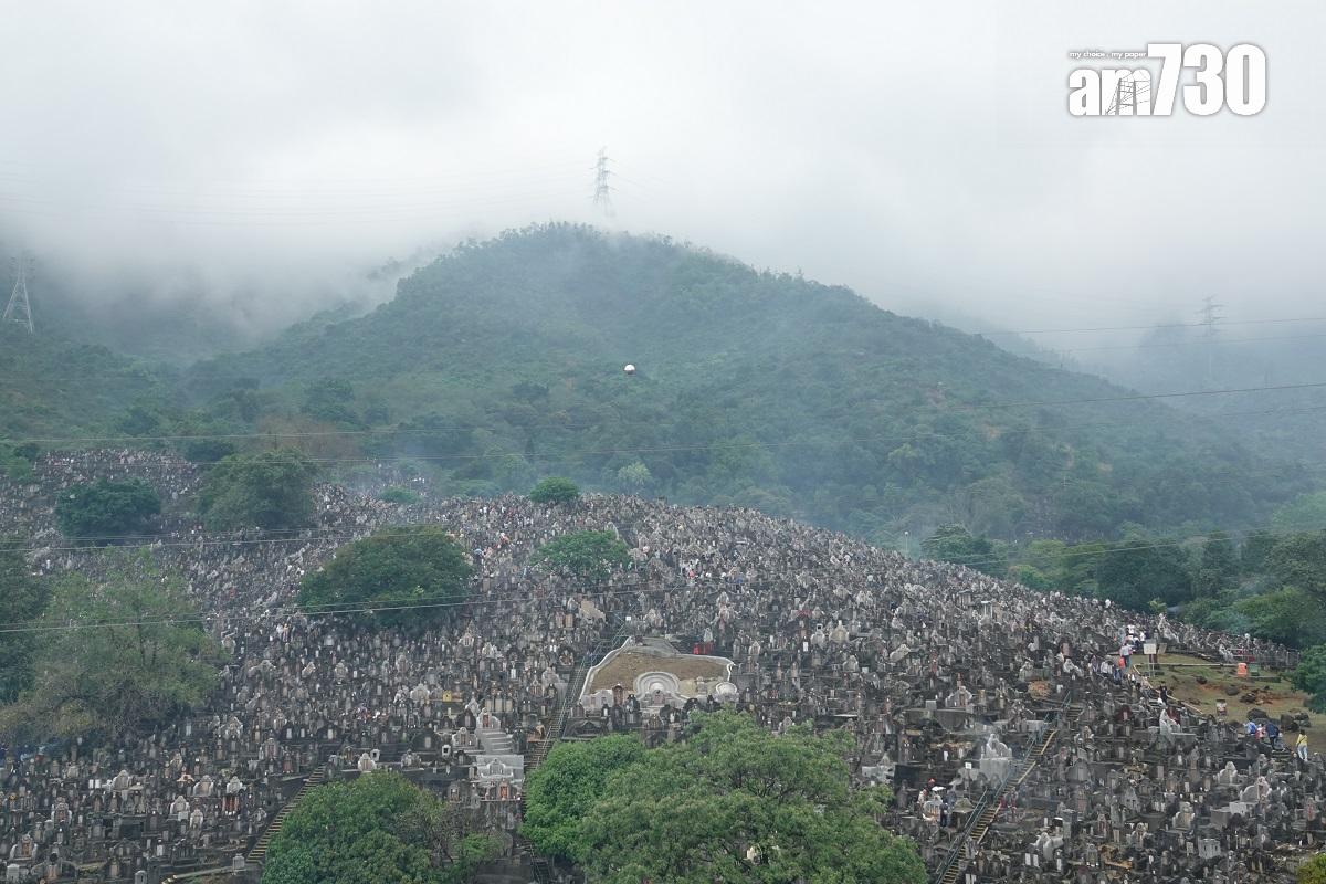 今年是撤銷所有防疫限制的首個清明節,大批市民趁正日拜祭先人。(陳奕釗攝)