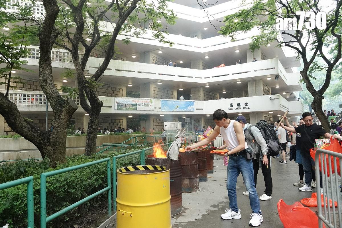 今年是撤銷所有防疫限制的首個清明節,大批市民趁正日拜祭先人。(陳奕釗攝)