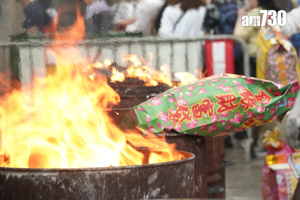 今年是撤銷所有防疫限制的首個清明節,大批市民趁正日拜祭先人。(陳奕釗攝)