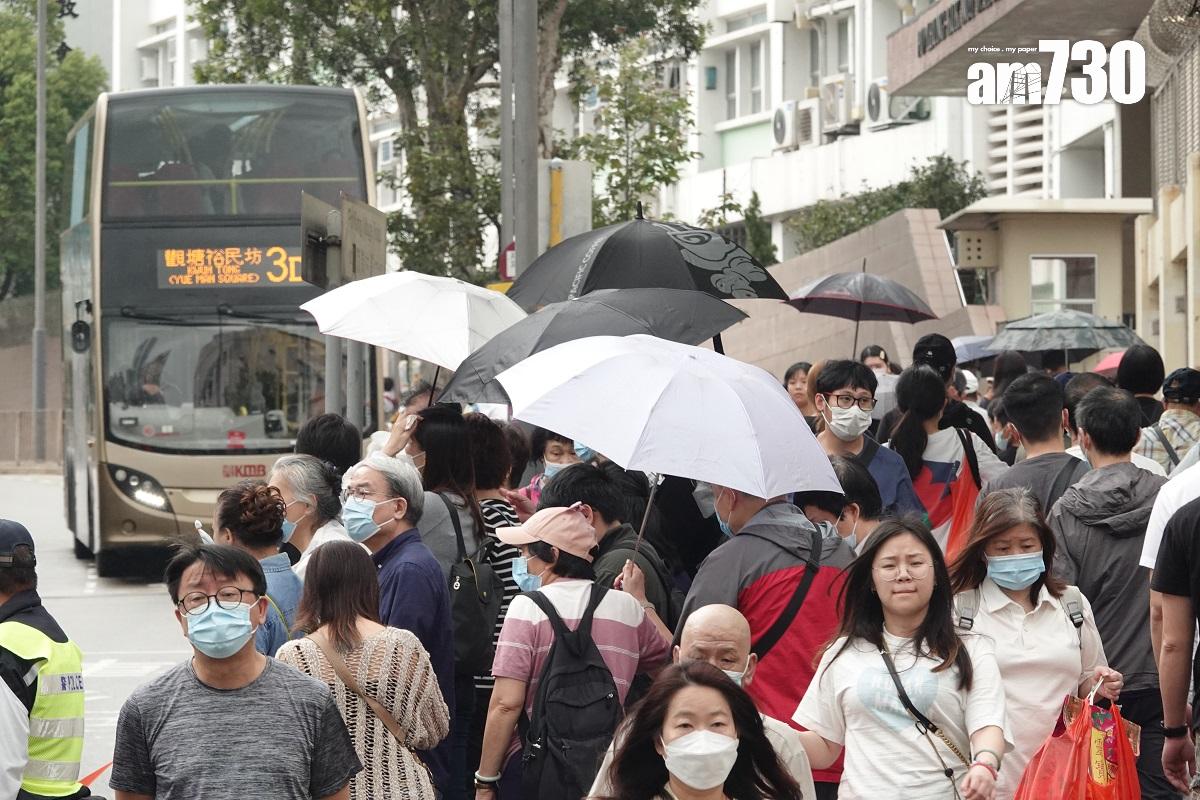 今年是撤銷所有防疫限制的首個清明節,大批市民趁正日拜祭先人。(陳奕釗攝)