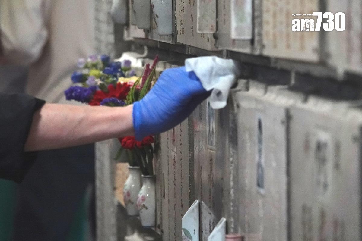 今年是撤銷所有防疫限制的首個清明節,大批市民趁正日拜祭先人。(陳奕釗攝)