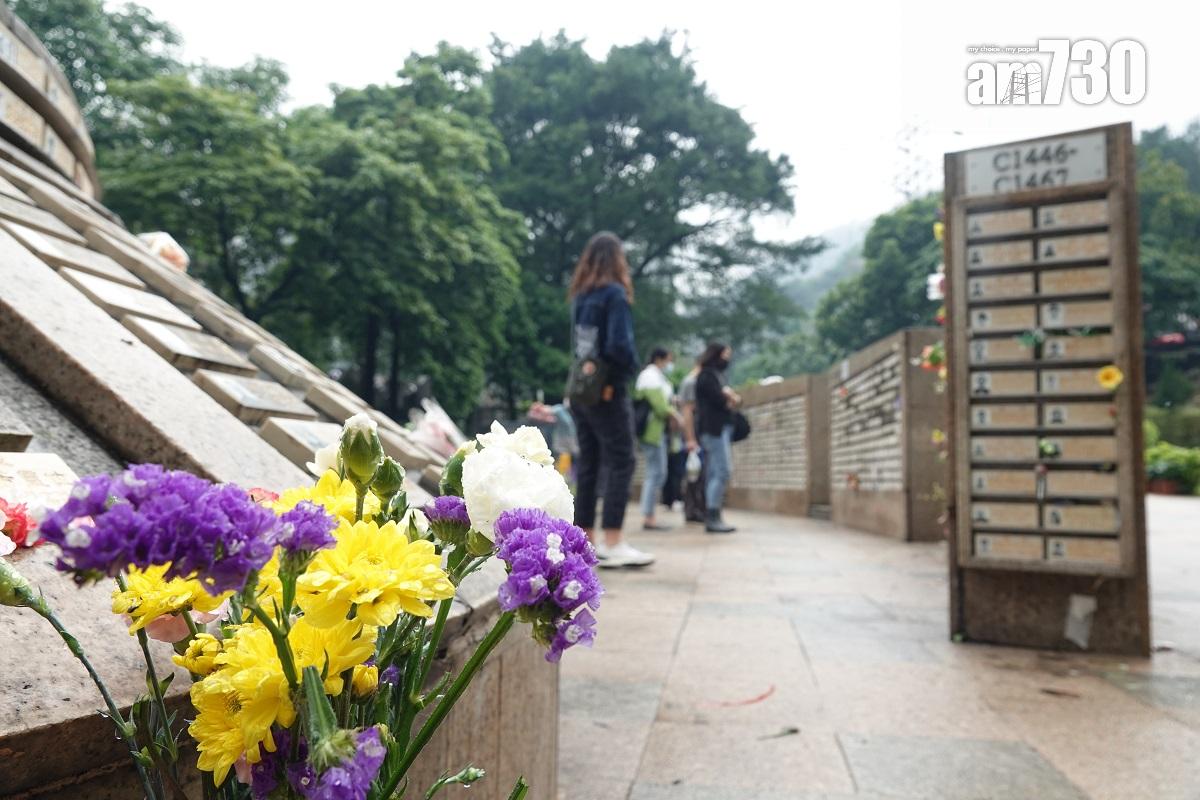 今年是撤銷所有防疫限制的首個清明節,大批市民趁正日拜祭先人。(陳奕釗攝)