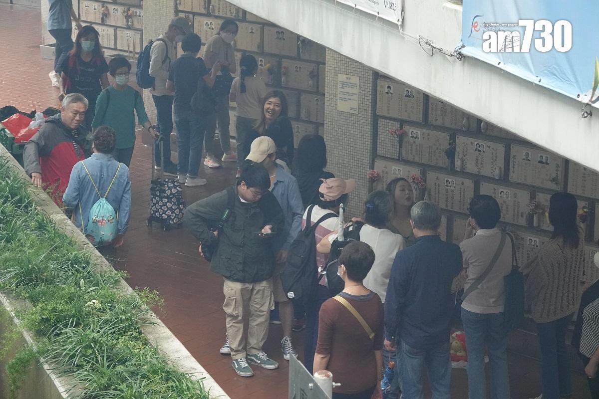 今年是撤銷所有防疫限制的首個清明節,大批市民趁正日拜祭先人。(陳奕釗攝)