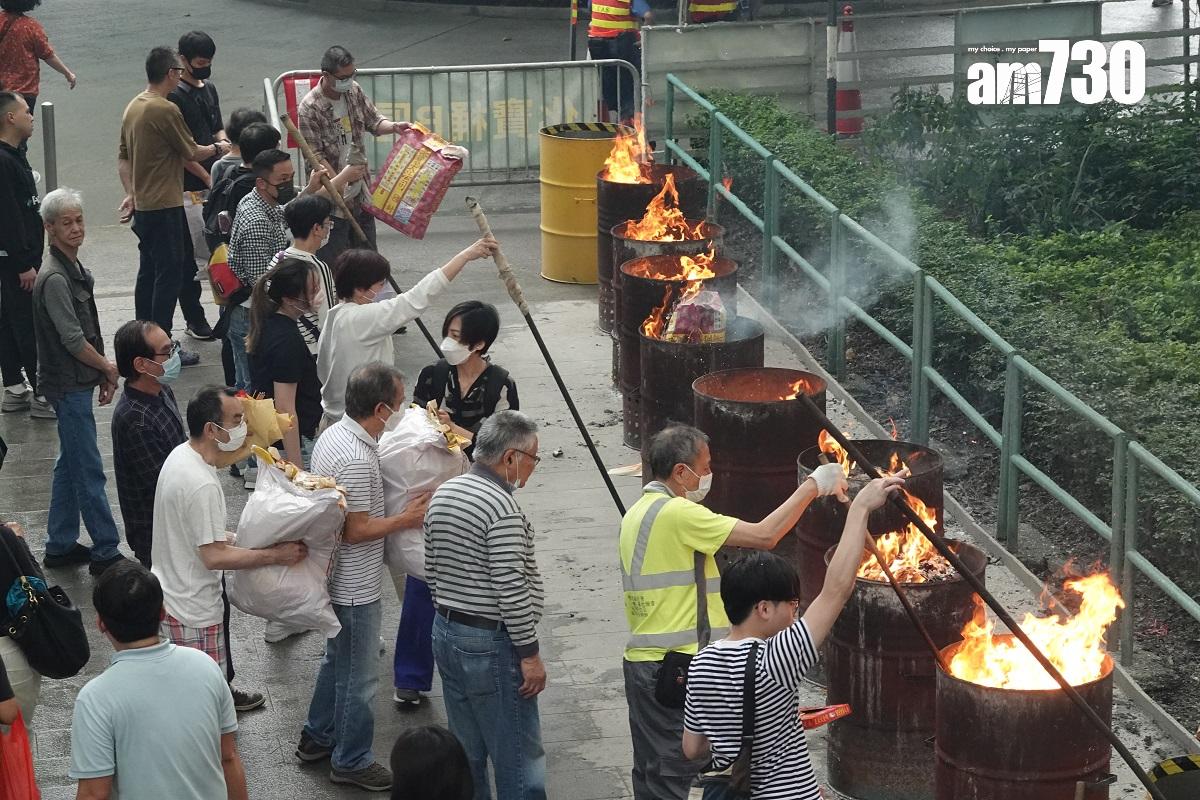 今年是撤銷所有防疫限制的首個清明節,大批市民趁正日拜祭先人。(陳奕釗攝)