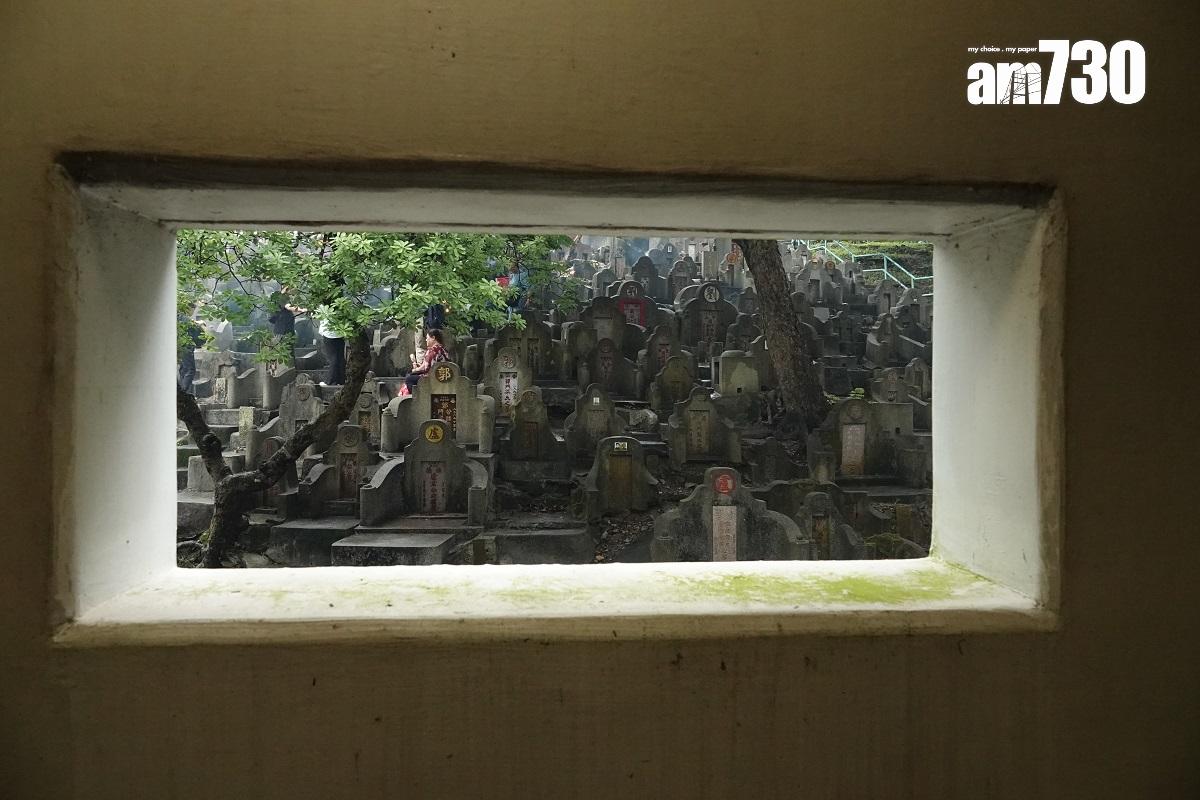 今年是撤銷所有防疫限制的首個清明節,大批市民趁正日拜祭先人。(陳奕釗攝)