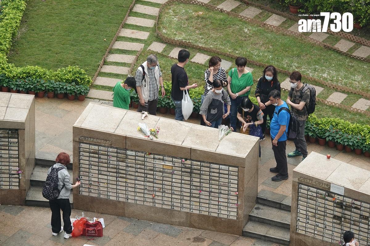 今年是撤銷所有防疫限制的首個清明節,大批市民趁正日拜祭先人。(陳奕釗攝)