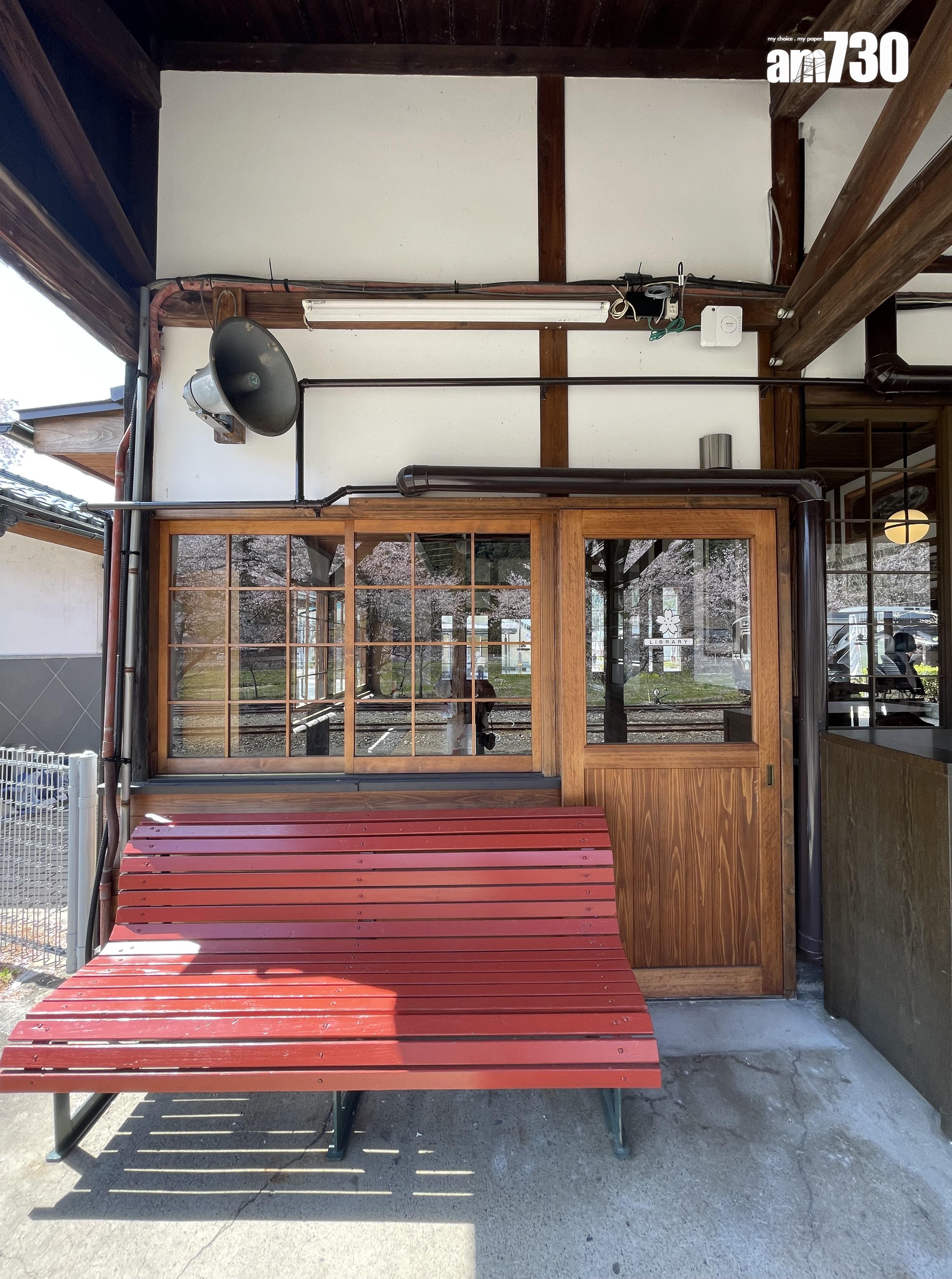 整個車站都是以木打造而成。