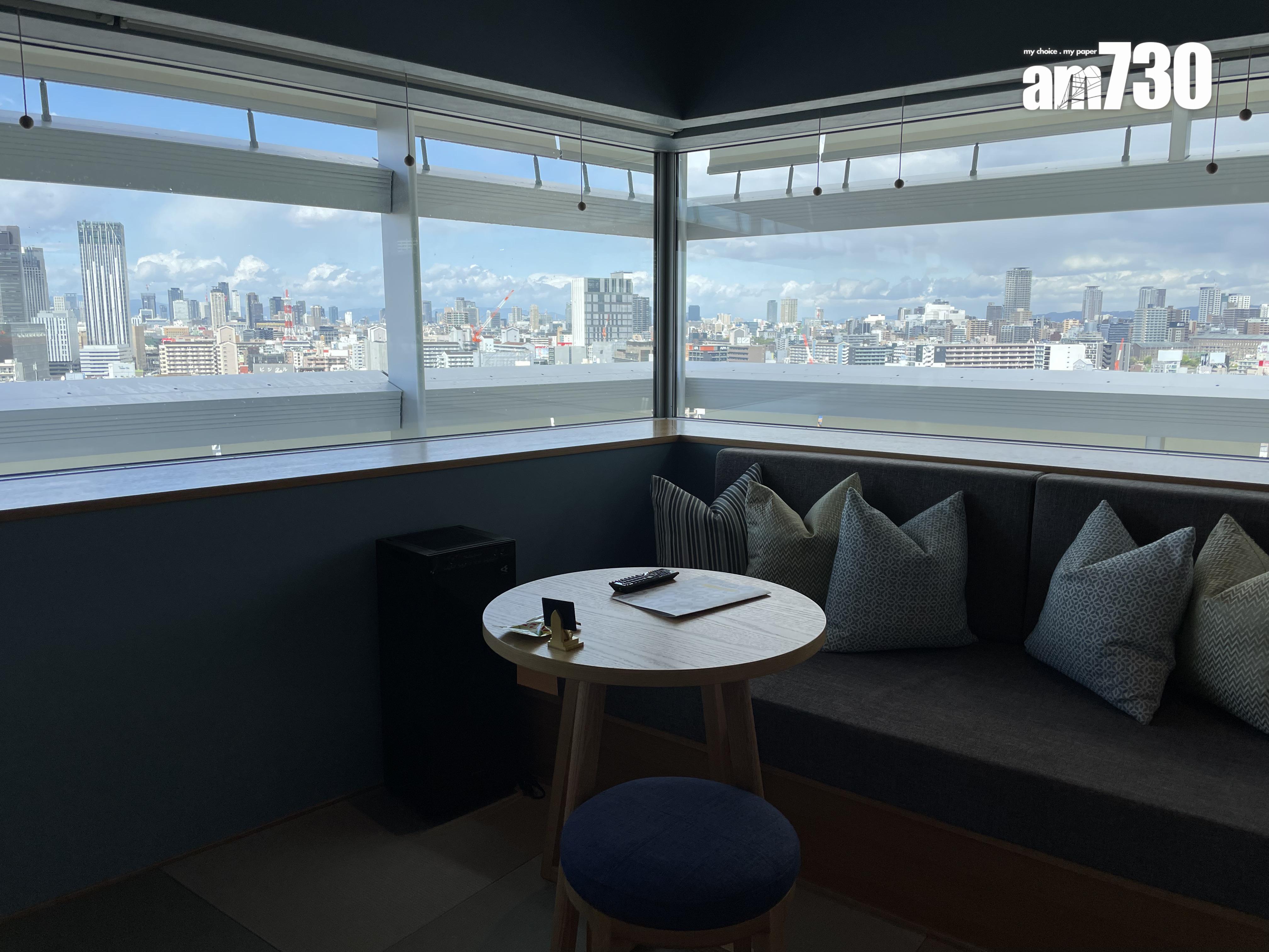 Corner Twin Room備有大型沙發及雙面大窗戶。