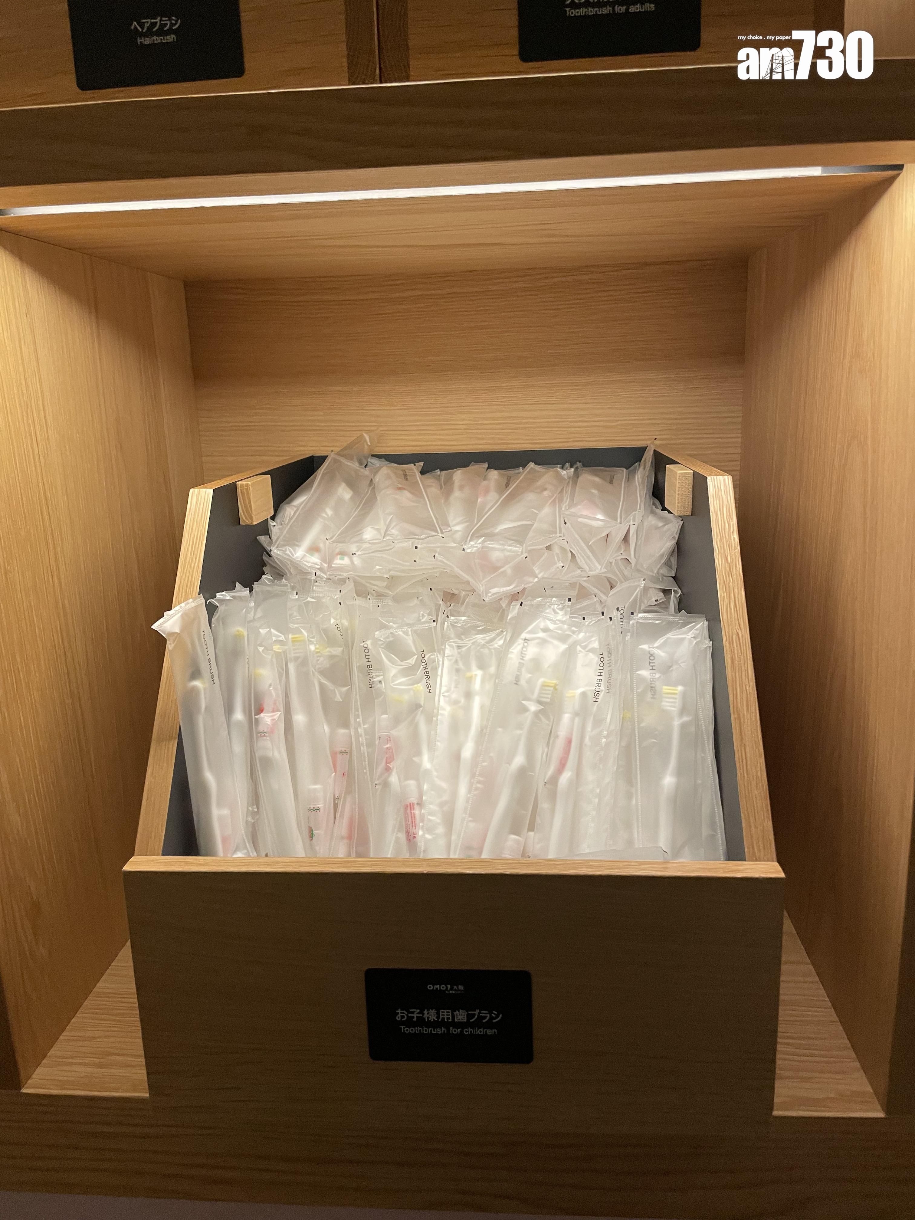 日用品專區提供牙刷、梳子、棉花棒等。