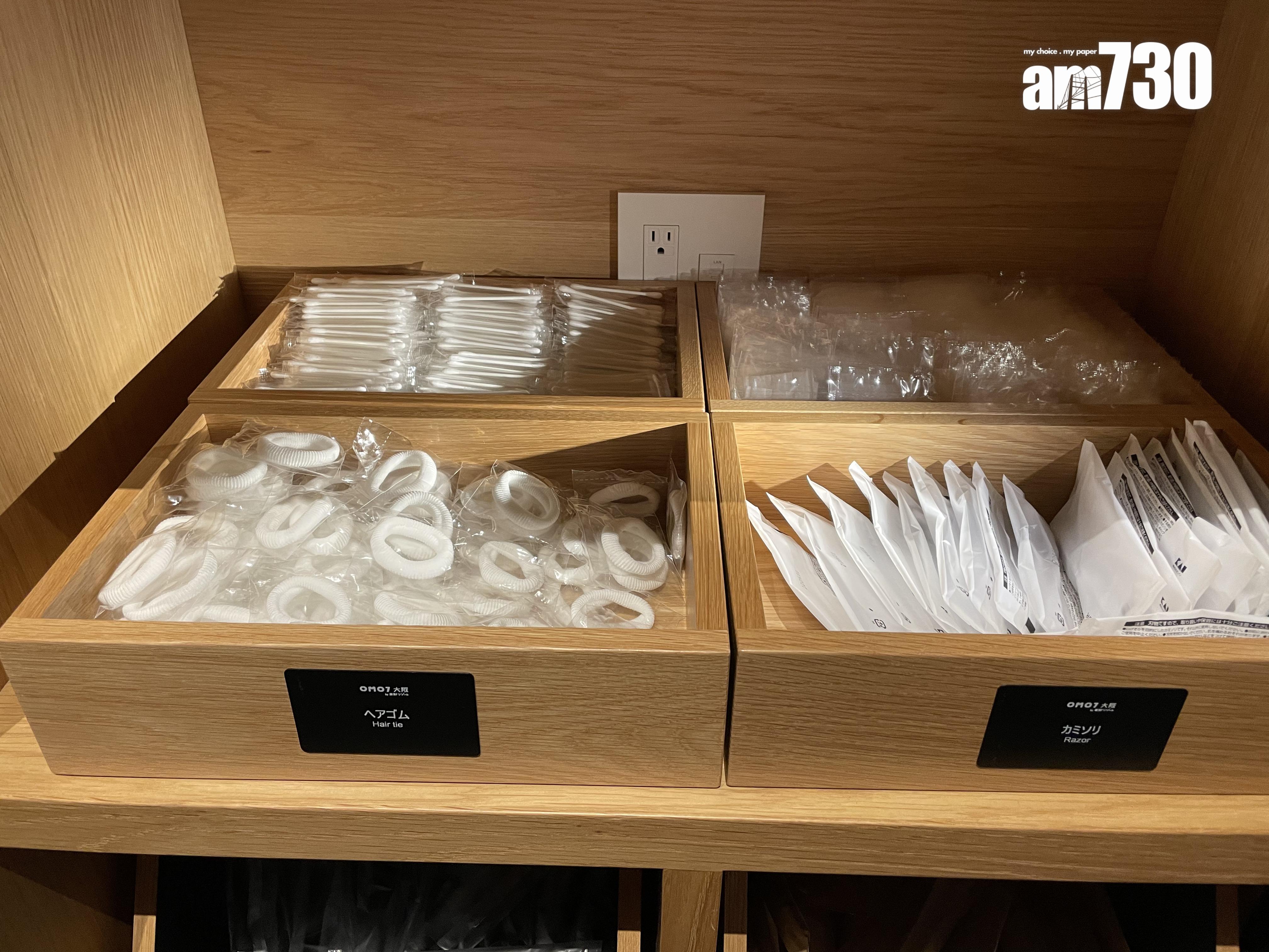 日用品專區提供牙刷、梳子、棉花棒等。