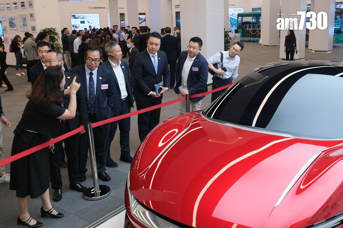 多名議員對電動私家車感興趣「離隊」了解。(羅庸軒攝)