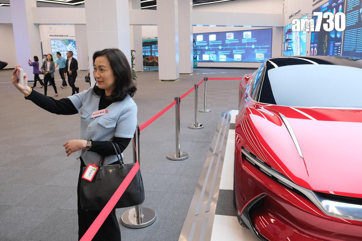 選委界簡慧敏與電動私家車自拍留影。(羅庸軒攝)
