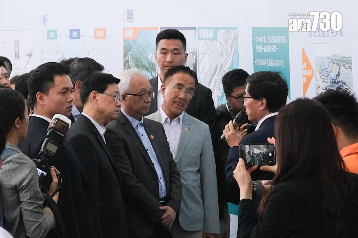 李家超(左二)聽取關於東莞物流園的貨物安檢設施。(羅庸軒攝)