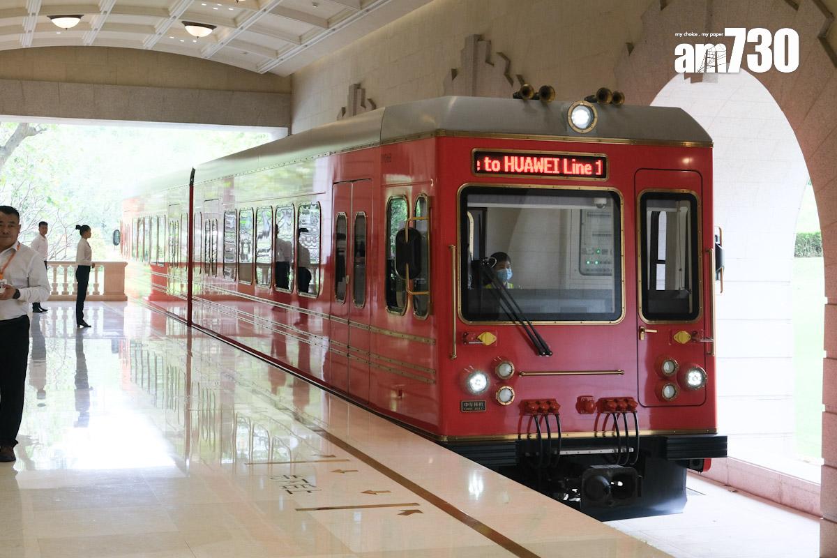 華為小鎮內設有員工在園區內通勤的小火車。(羅庸軒攝)