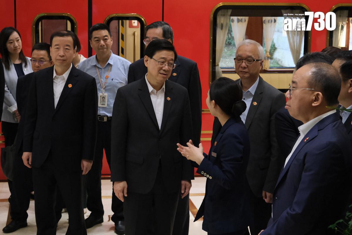 李家超(前排左二)在華為乘搭小火車遊覽園區。(羅庸軒攝)