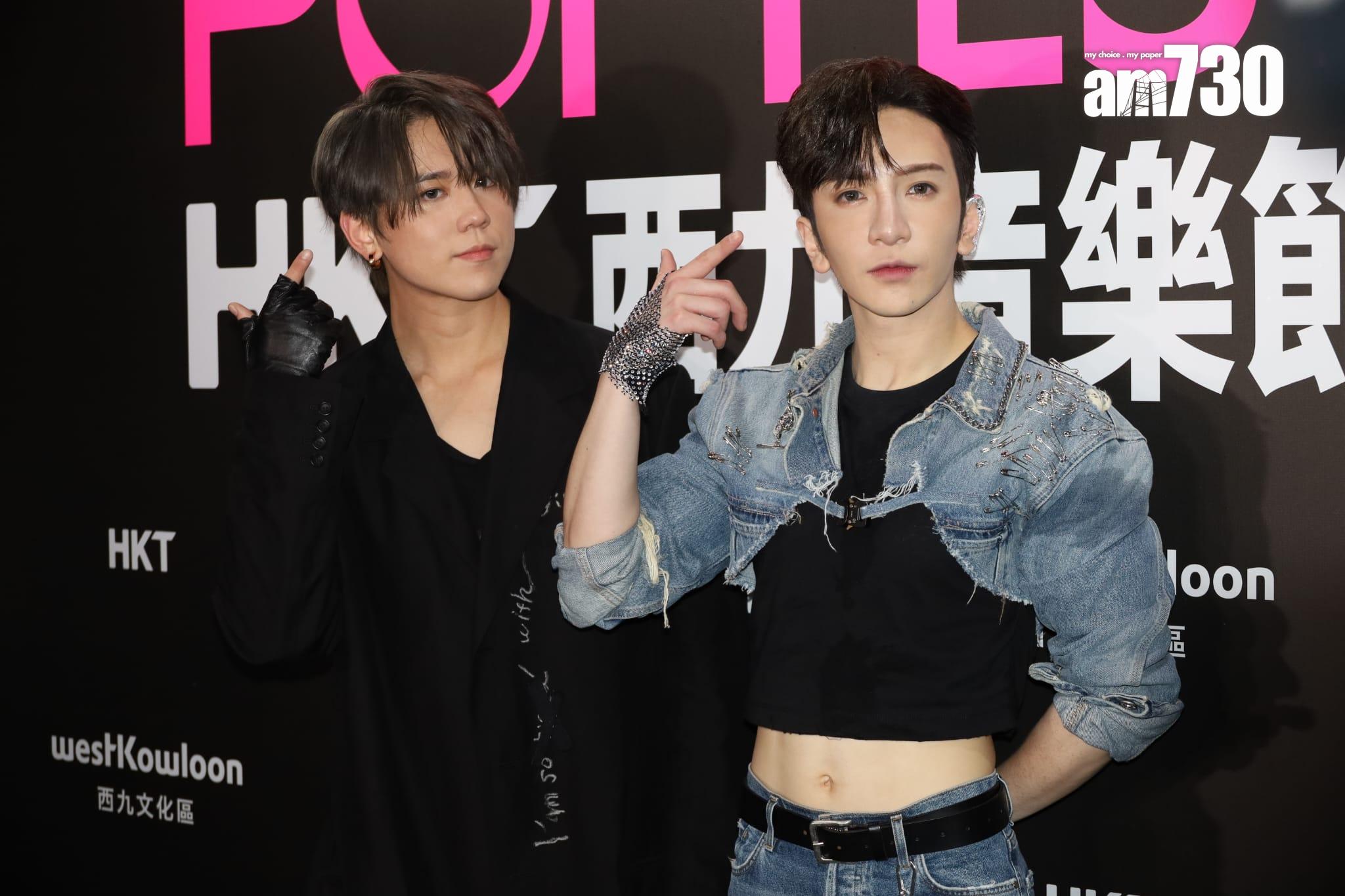 姜濤與Anson Lo在演出後在後台受訪拍照,姜son大玩派心、玩Money Challenge又唱《RUMOURS》。(鍾式明攝)