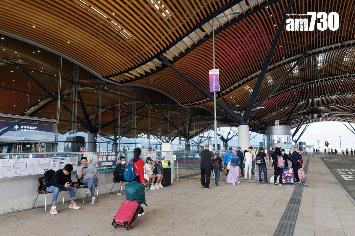 有市民經港珠澳大橋前往澳門或珠海。(蘇文傑攝)