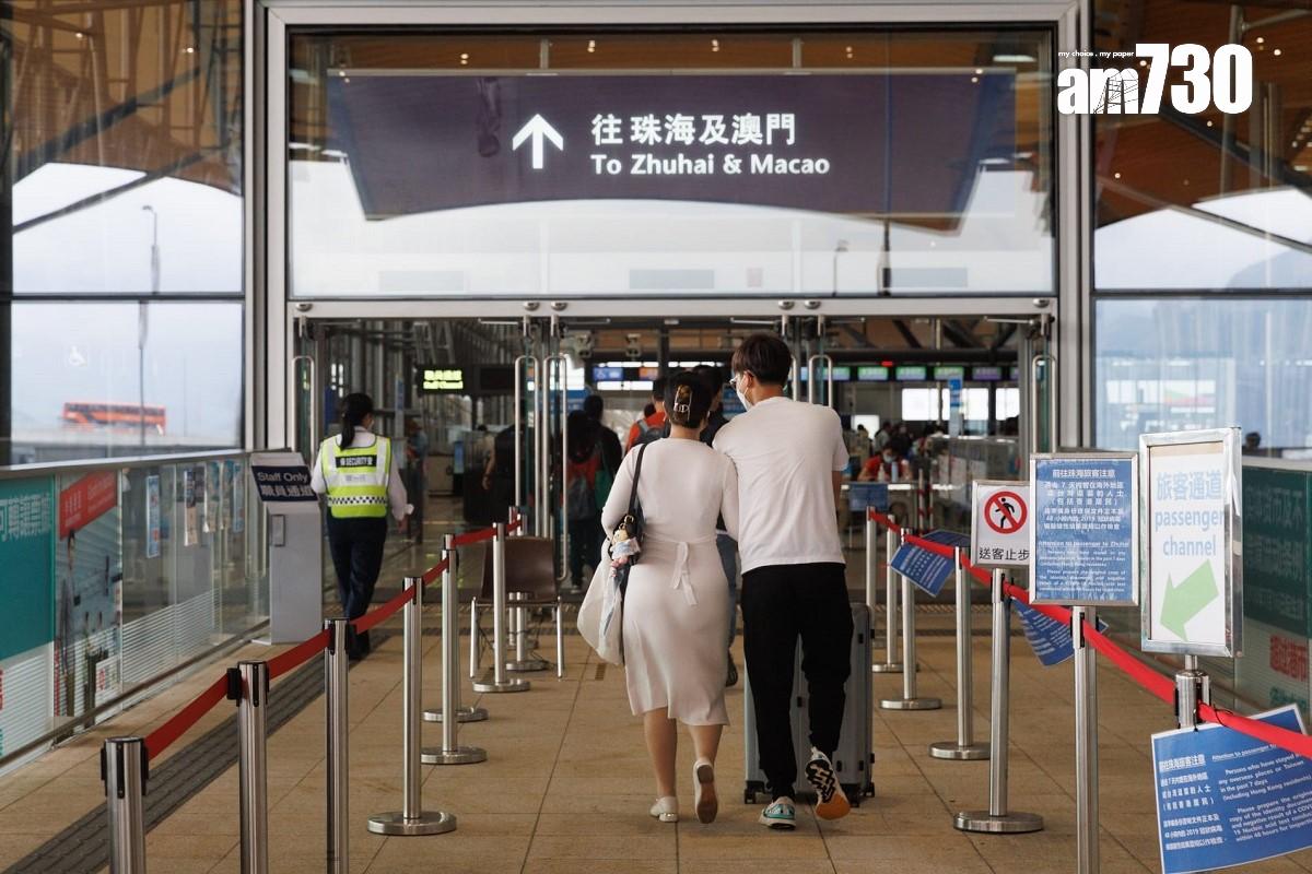 有市民經港珠澳大橋前往澳門或珠海。(蘇文傑攝)