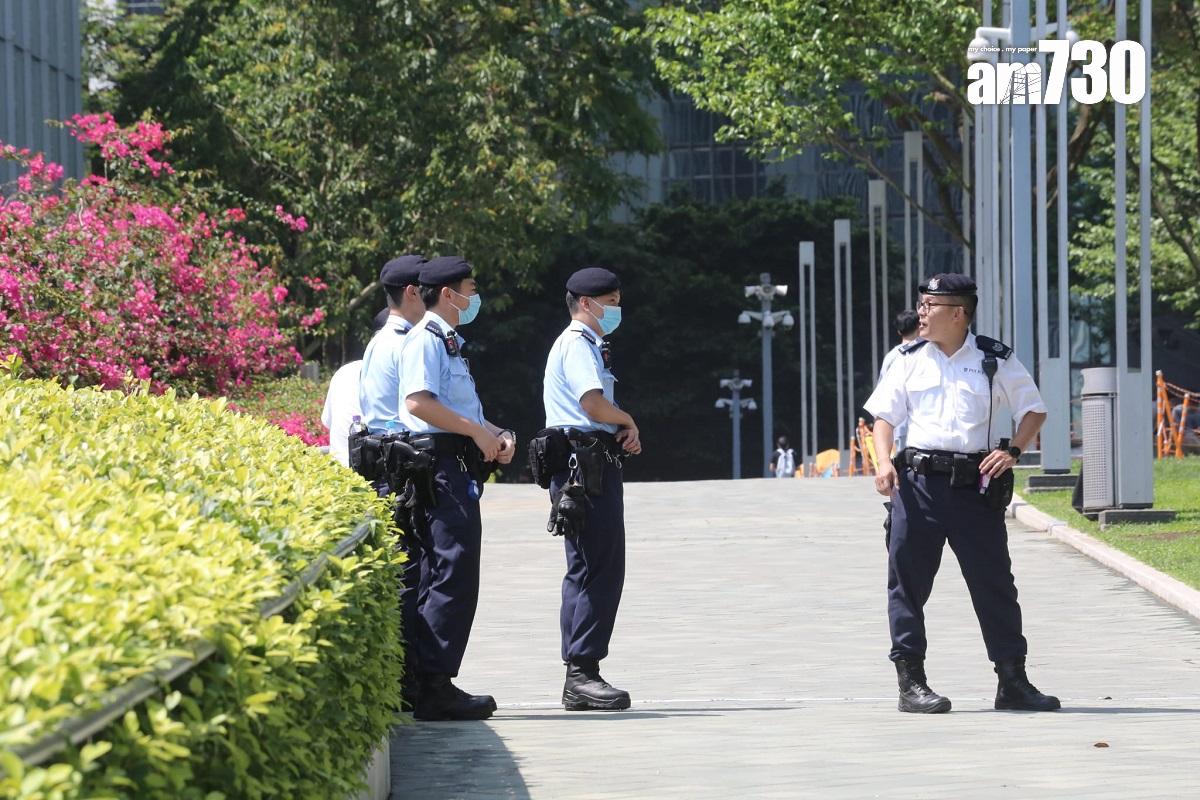 夏寶龍到訪立法會前後,大樓周邊有軍裝警員站崗。(董立華攝)