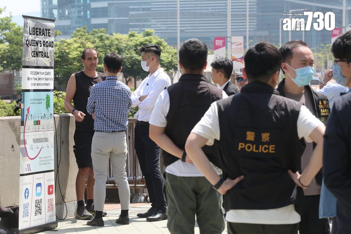 一名外籍男子(左一)欲在立法會外展示易拉架表達訴求,被警員阻止及帶離。(董立華攝)