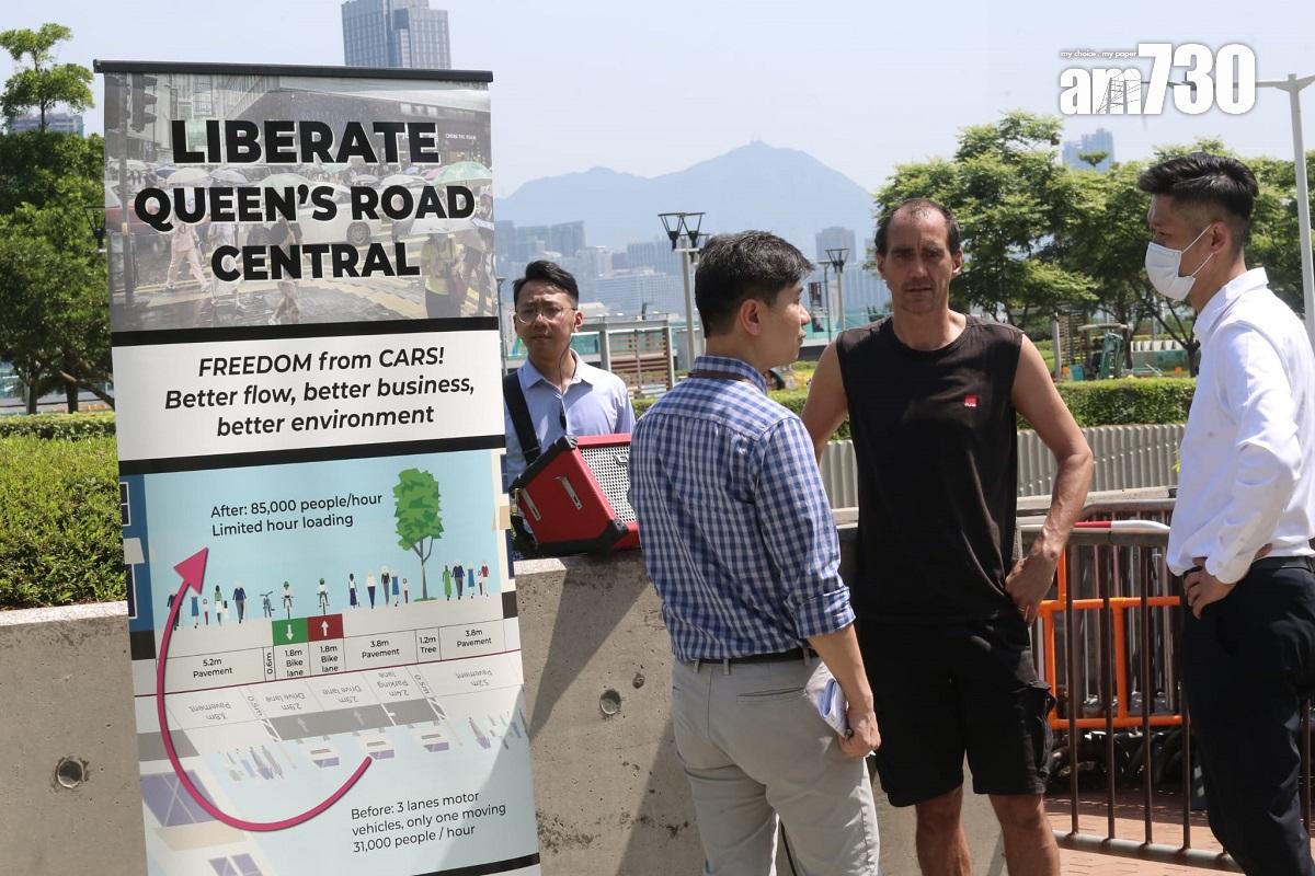 一名外籍男子(右二)欲在立法會外展示易拉架表達訴求,被警員阻止及帶離。(董立華攝)