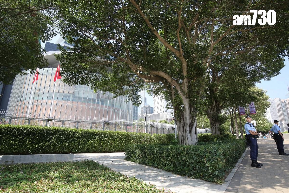 夏寶龍到訪立法會前後,大樓周邊有軍裝警員站崗。(董立華攝)