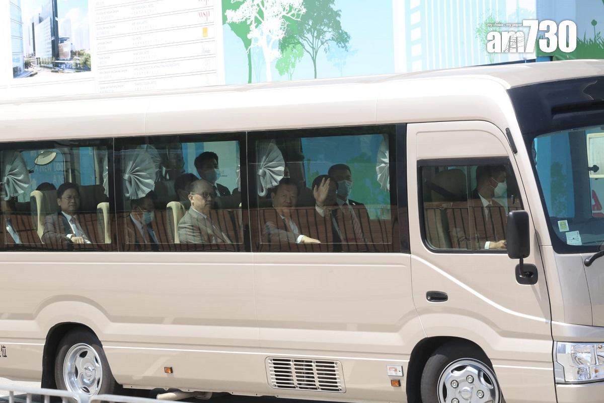 夏寶龍(揮手者)早上10時許抵達立法會。(董立華攝)