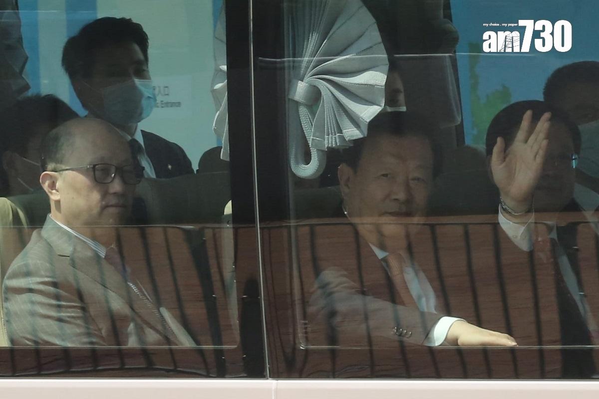 夏寶龍(揮手者)早上10時許抵達立法會。(董立華攝)