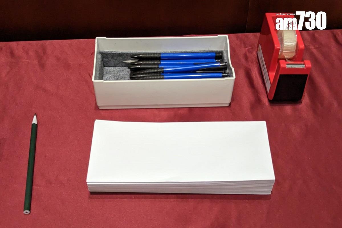 立法會在會議廳外向議員提供紙筆。(羅庸軒攝)