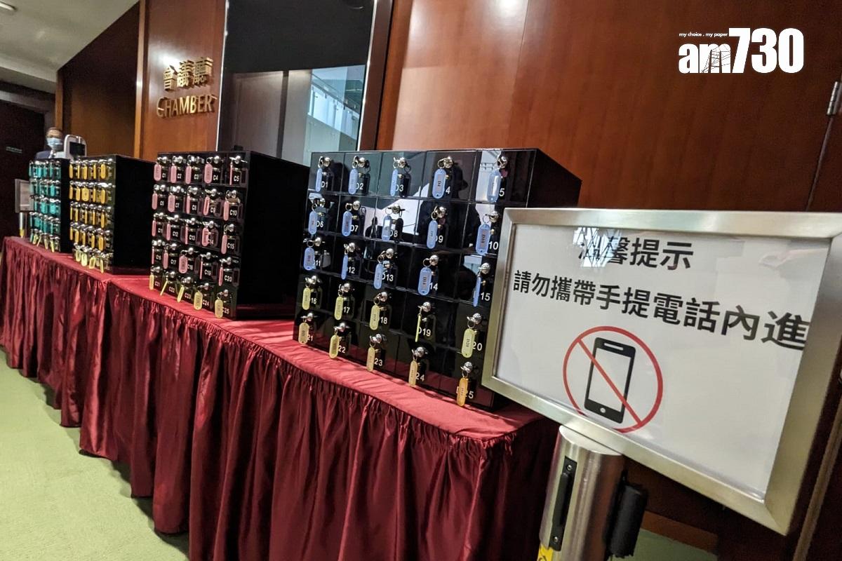 立法會會議廳外擺有供存放手提電話的儲物格。(羅庸軒攝)