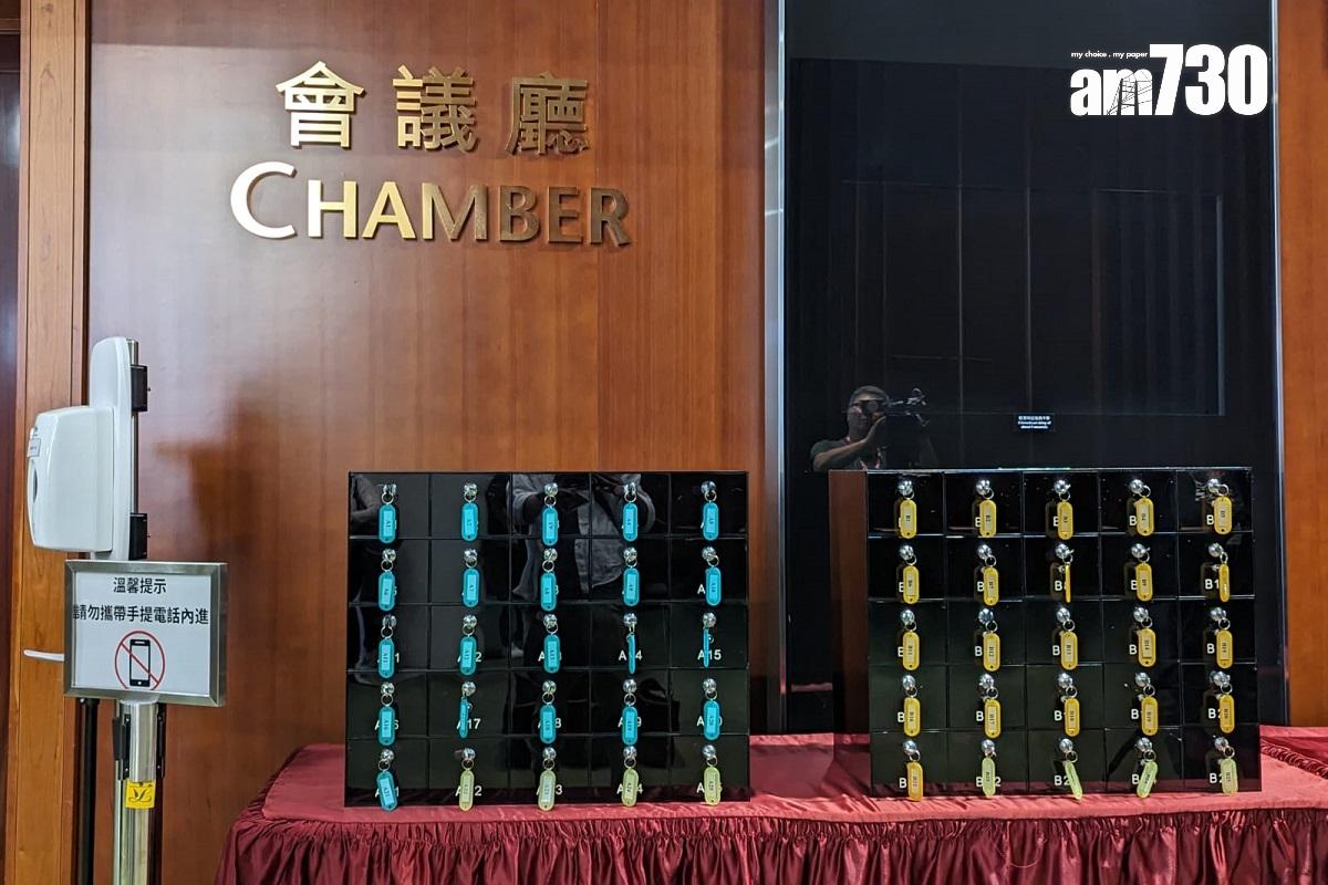 立法會會議廳外擺有供存放手提電話的儲物格。(羅庸軒攝)