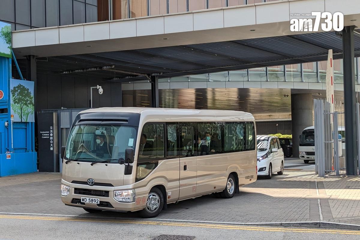 夏寶龍下午約2時乘搭專車離開立法會。(羅庸軒攝)