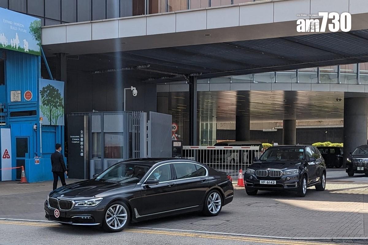 李家超的座駕(前)下午約2時離開立法會。(羅庸軒攝)