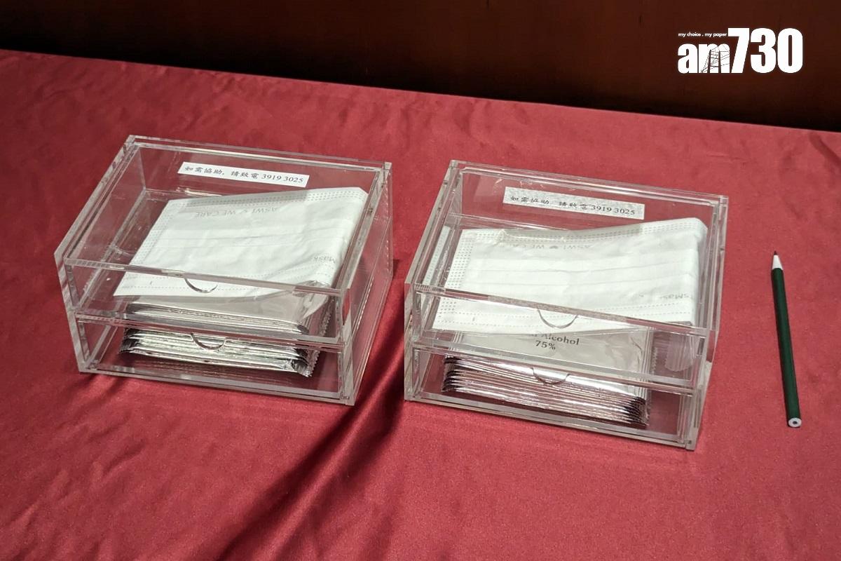 立法會在會議廳外向議員提供外科口罩和消毒濕紙巾。(羅庸軒攝)