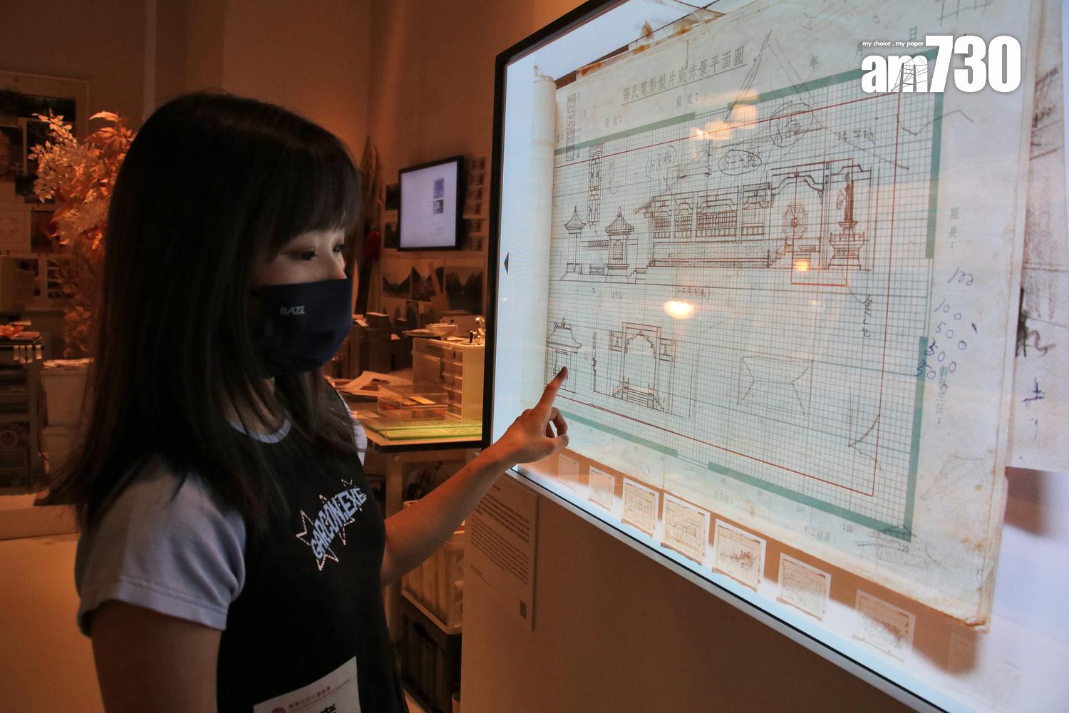 大家可以透過電子屏幕,欣賞到60年代古裝電影的佈景設計圖。